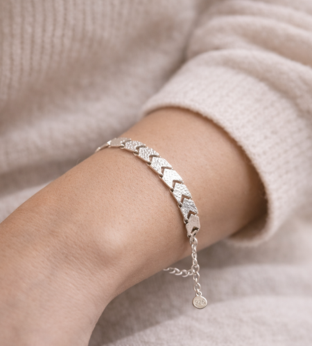 Pre-Owned Silpada Sterling Silver Hammered Chevron Link Bracelet – Retired Design