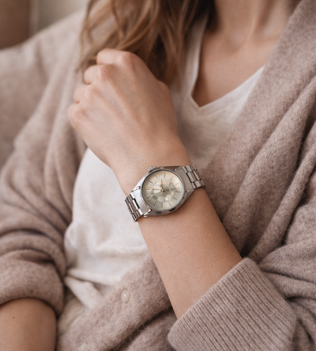 Coach Silver Signature Bangle Watch – Minimalist Bracelet Style (Pre-Owned)