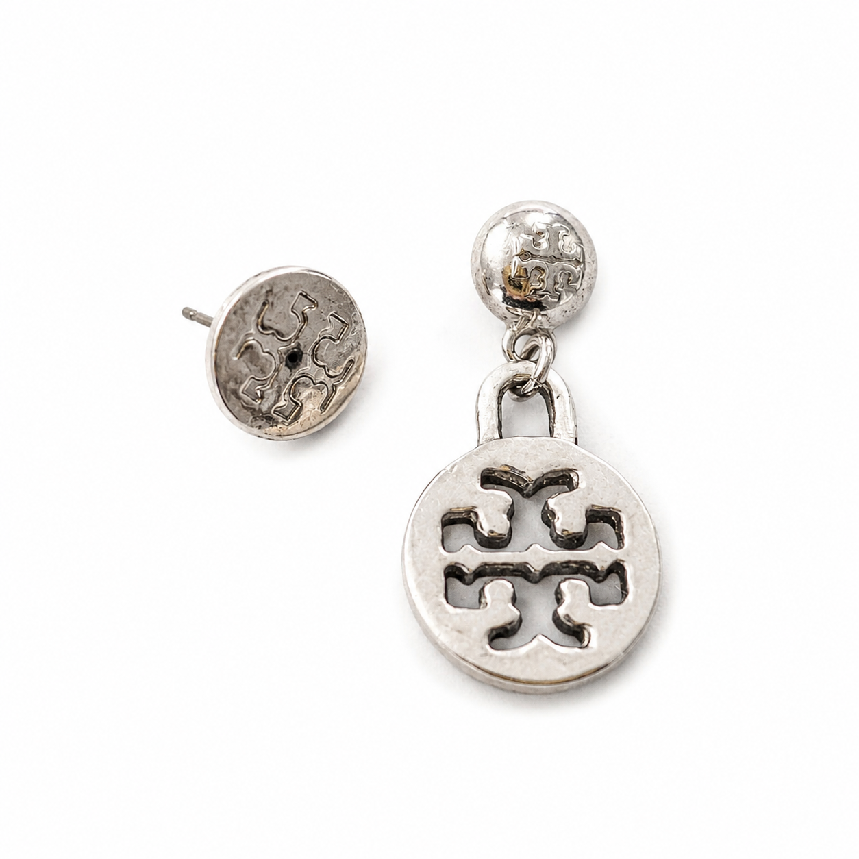 Pre-Owned Tory Burch Silver Tone Logo Medallion Drop Earrings
