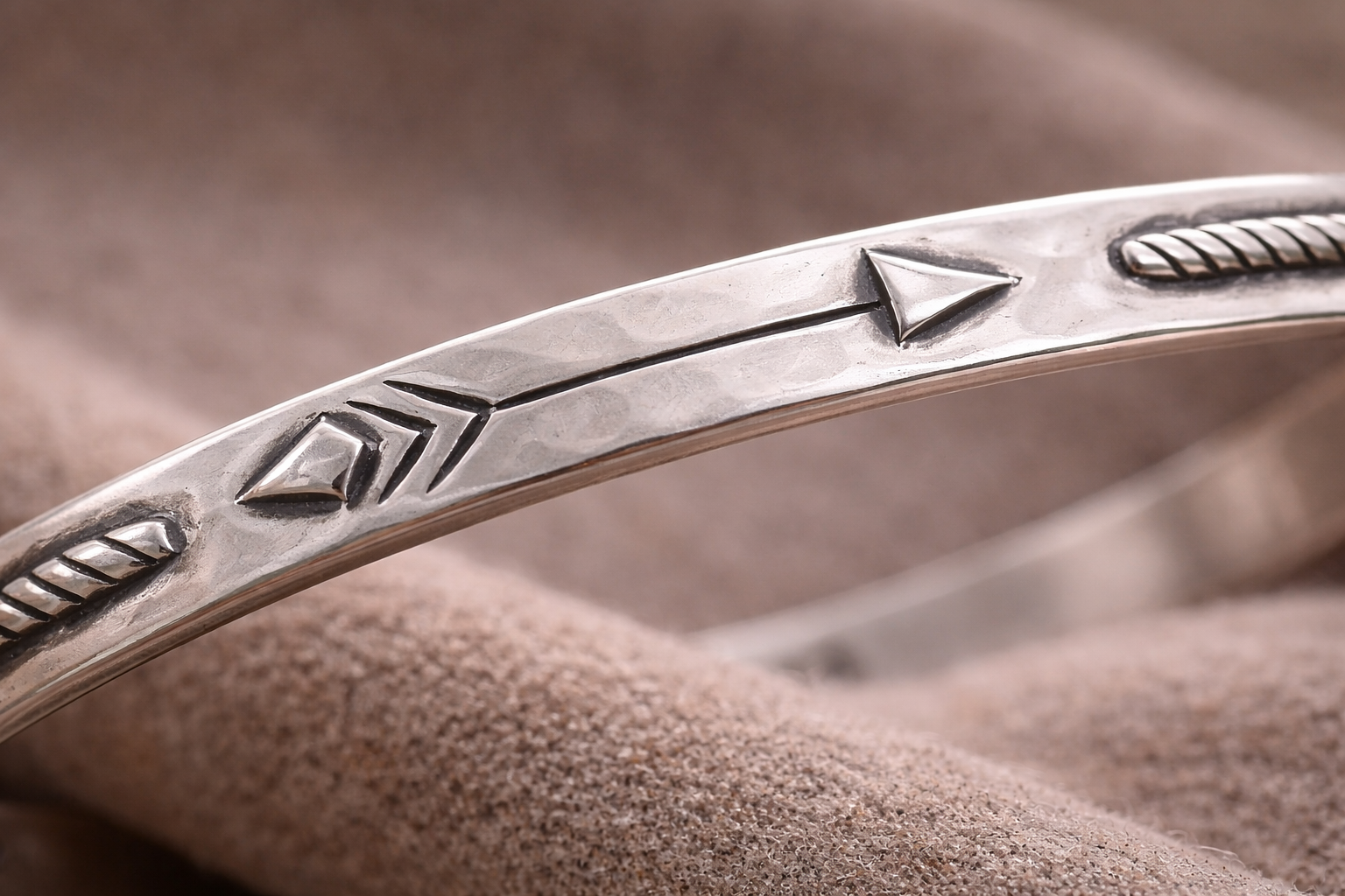 Pre-Owned SILPADA Sterling Silver "Arrow Dynamic" Bangle Bracelet - Retired Design