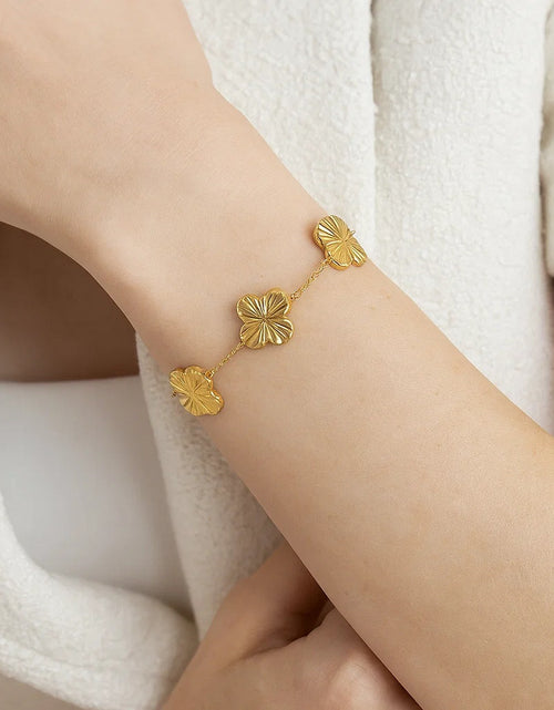 Load image into Gallery viewer, 14k Yellow Gold Clover Link Bracelet – 7.25 Inches

