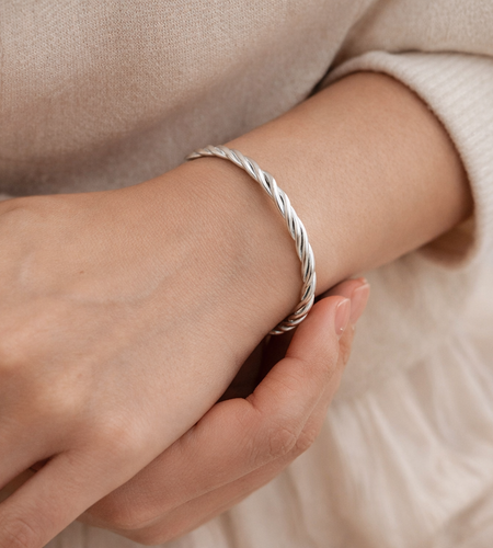 925 Sterling Silver “Luxe Twist Bangle” – Polished Sculptural Bracelet